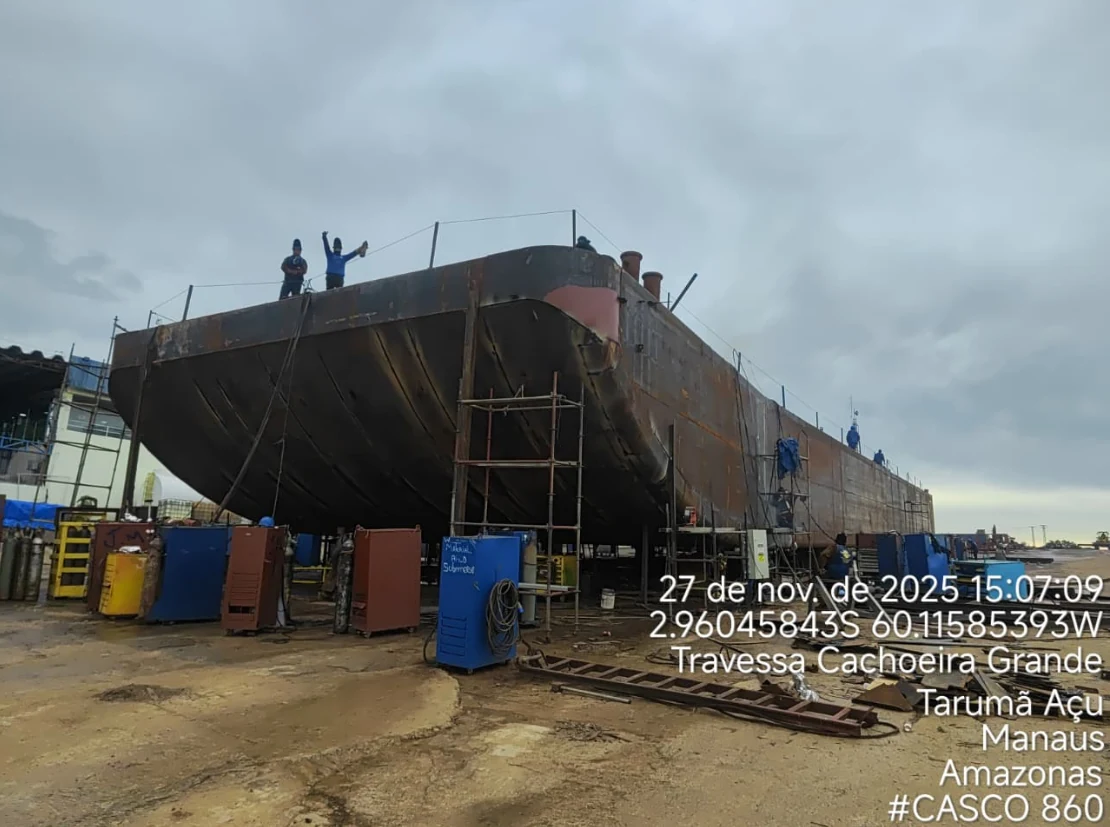 Cascos de embarcações em construção em estaleiro na Amazônia