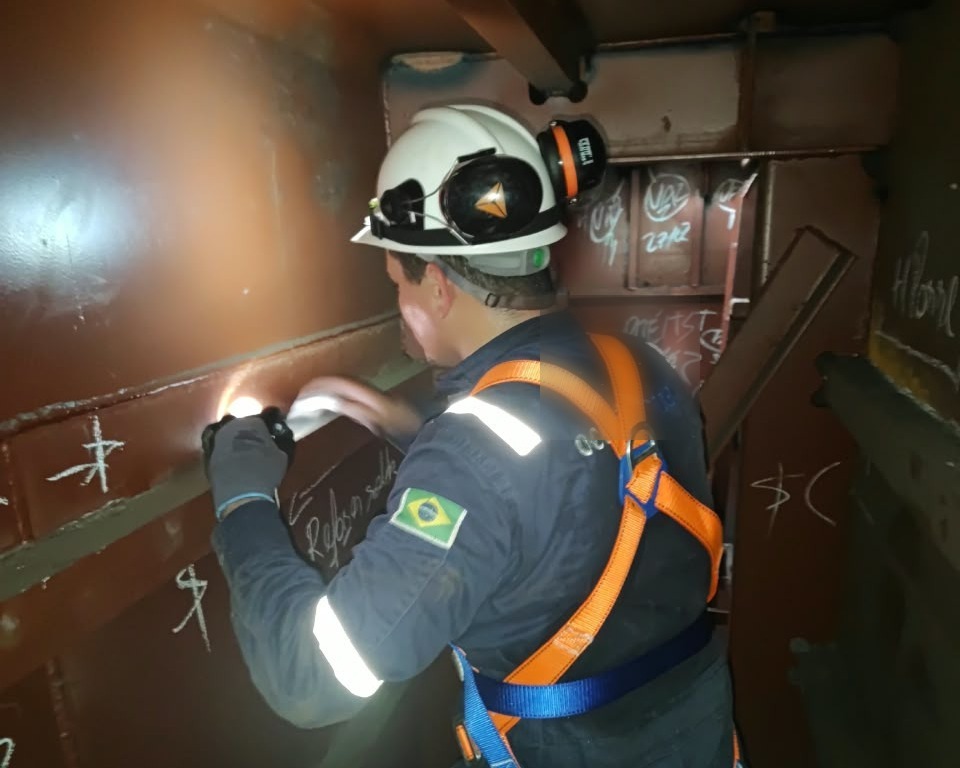 Inspeção técnica no interior da estrutura de uma embarcação