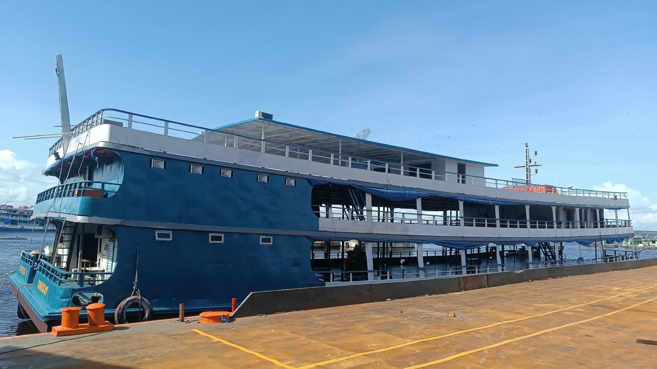 Embarcação fluvial representando a atuação junto a armadores e empresas de navegação