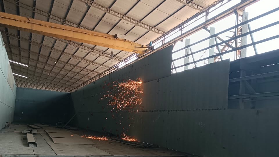 Soldagem e fabricação de estrutura naval em estaleiro